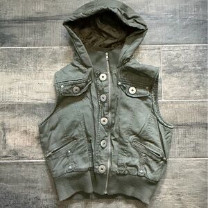 Sleeveless Hooded Utility Vest in Olive Green